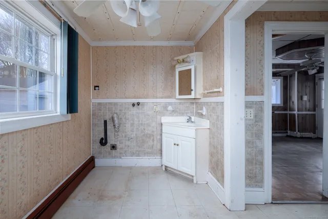 $189,900 | 854 Frost Road, Waterbury, CT 06705