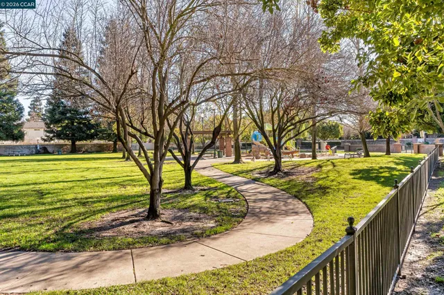 a view of entryway with patio