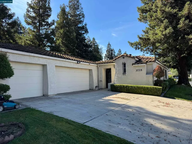 a view of a house with a yard and garage