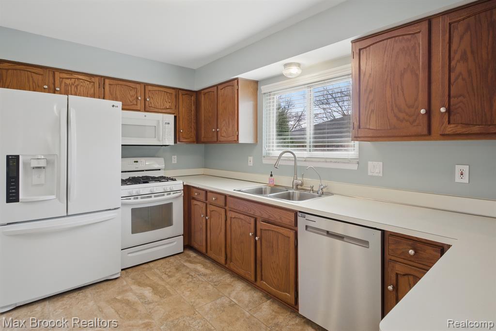 2232 Warrington Road Rochester Hills, MI 48307 - Photo 9 of 51