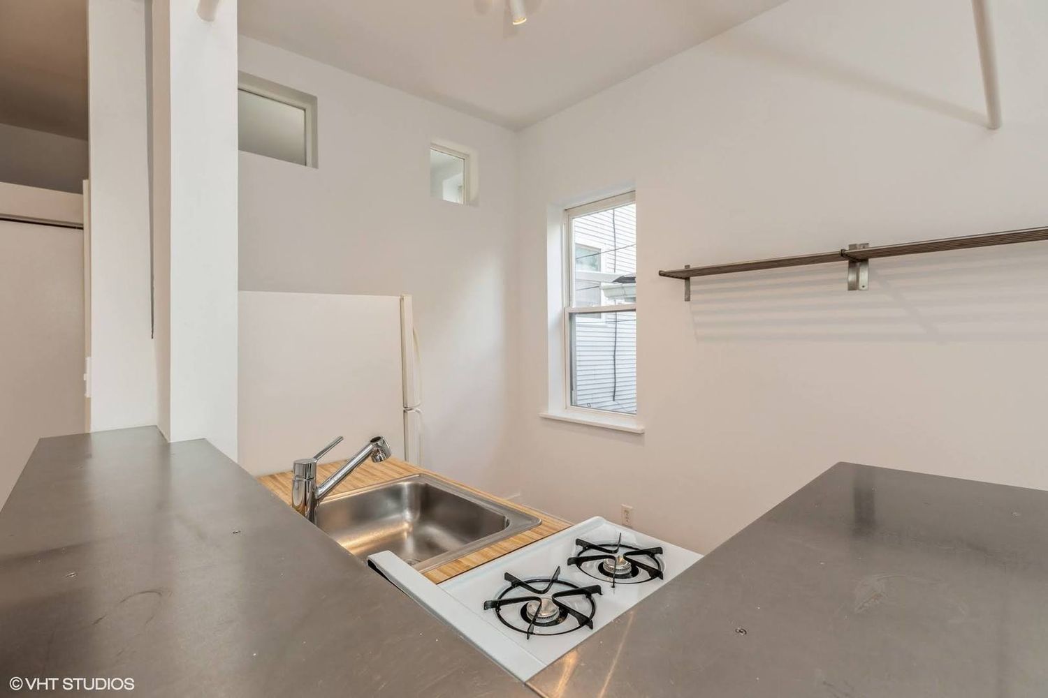 626 West 18th Street, Unit RH1 Chicago, IL 60616 - Photo 7 of 13 a bedroom with a bed and a window