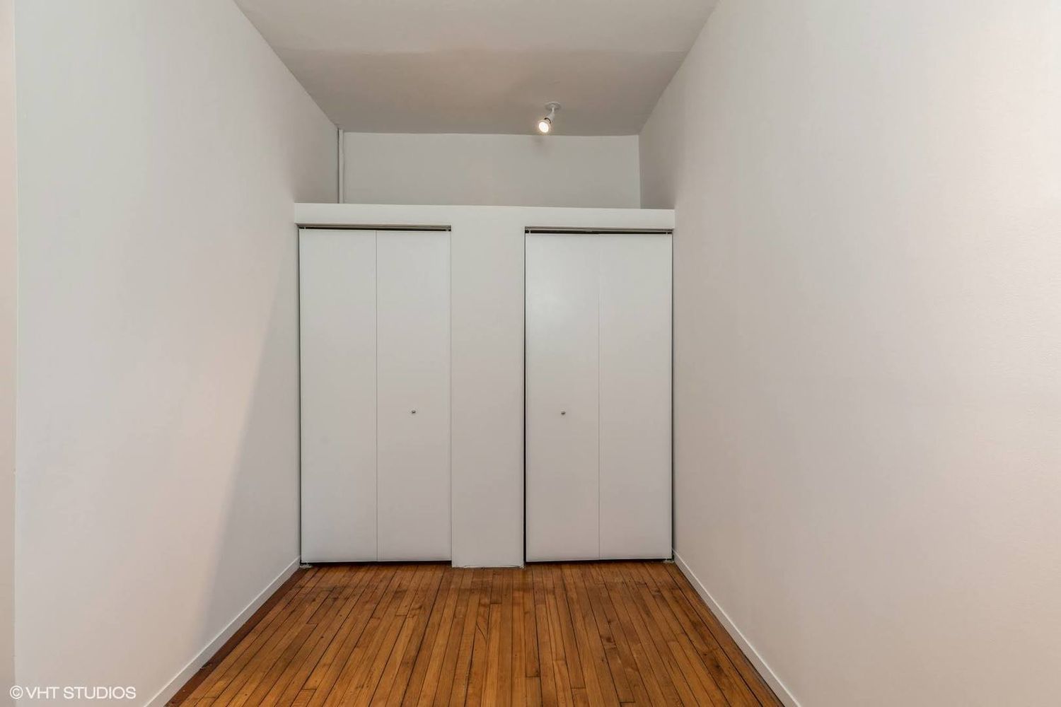 626 West 18th Street, Unit RH1 Chicago, IL 60616 - Photo 10 of 13 a view of a room with wooden floor