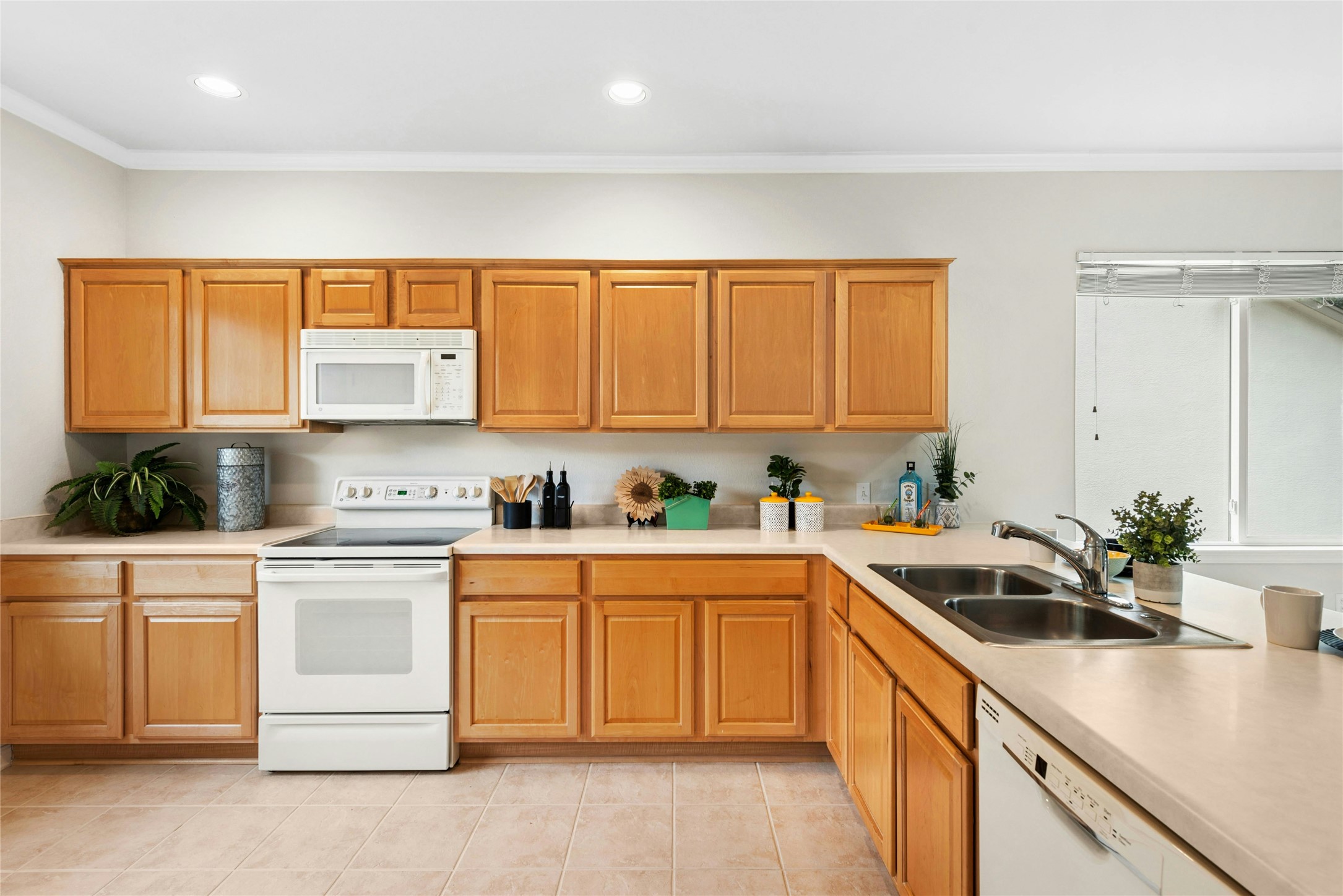 402 Colorado River Road Georgetown, TX 78633 - Photo 11 of 32 Kitchen