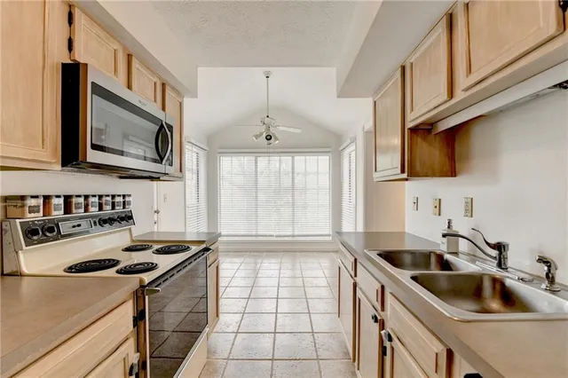 $260,000 | 518 Glenleaf Drive, Peachtree Corners, GA 30092