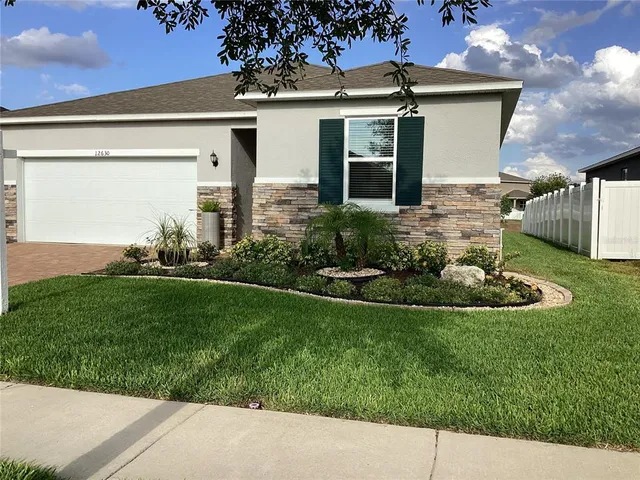 a view of a house with backyard and garden