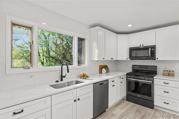 $335,000 | 1433 Glenlea Drive, Maryland Heights, MO 63043