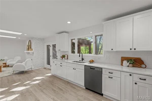 $335,000 | 1433 Glenlea Drive, Maryland Heights, MO 63043