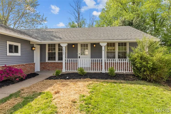 $335,000 | 1433 Glenlea Drive, Maryland Heights, MO 63043
