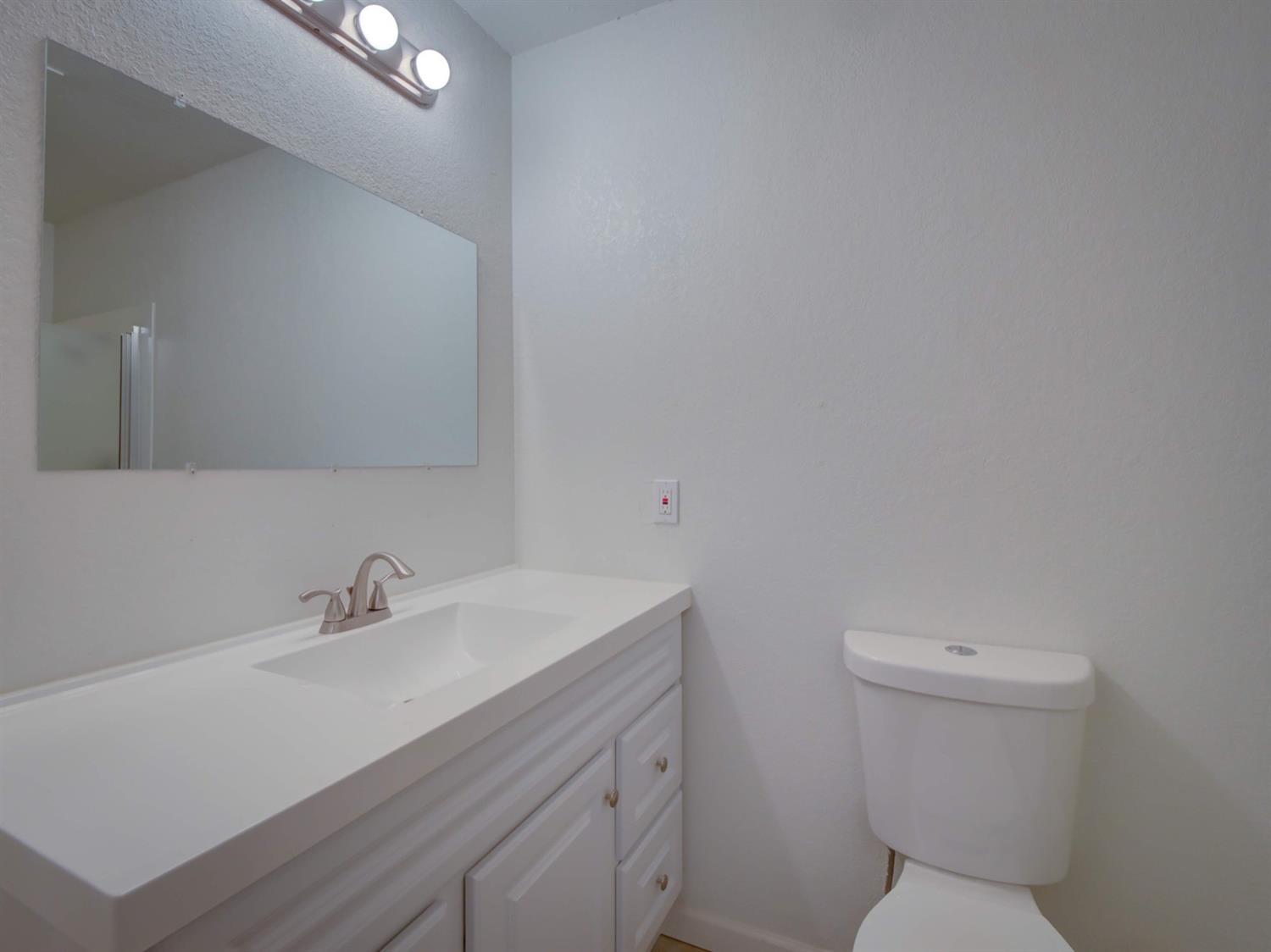 2407 Merlin Road Grants Pass, OR 97526 - Photo 17 of 34 Main bath.