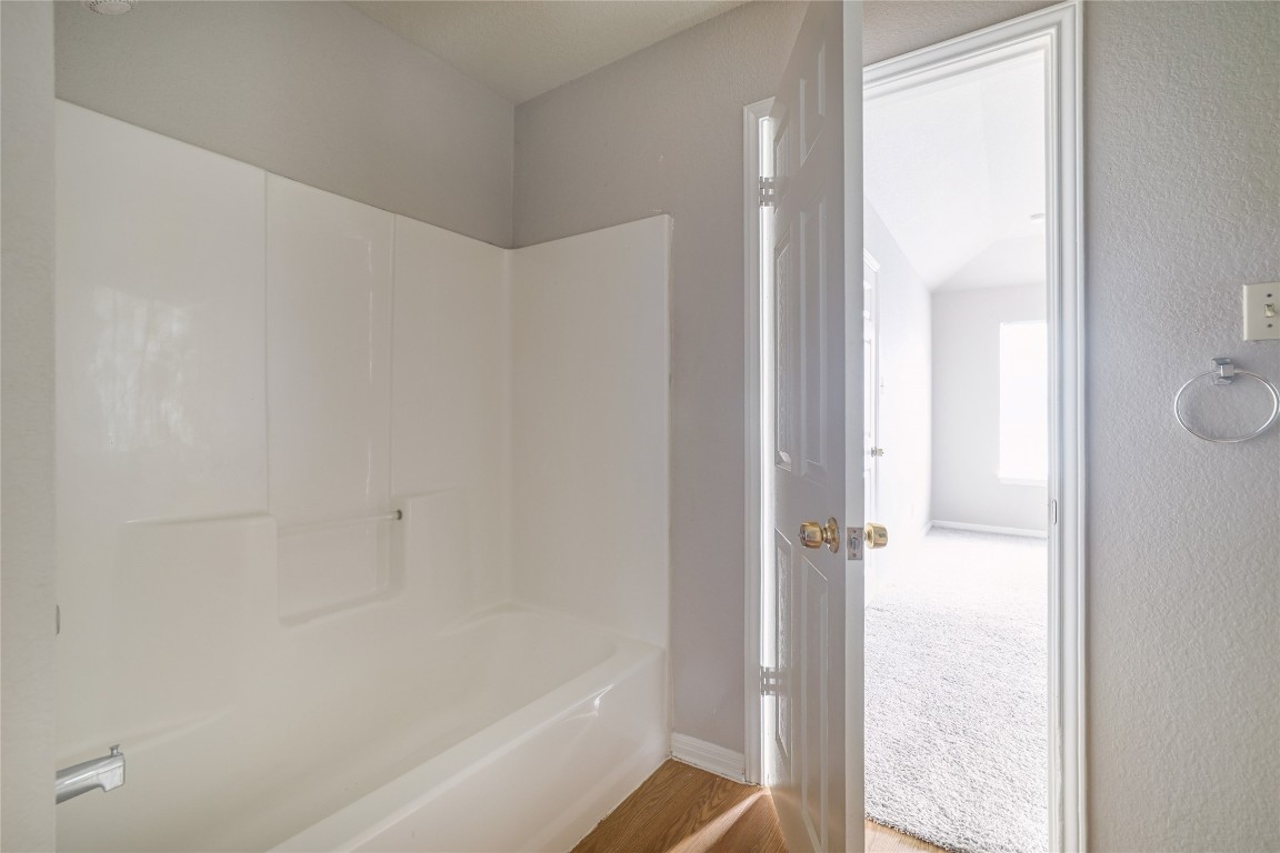 2509 Riddle Road Austin, TX 78748 - Photo 14 of 16 a bathroom with a bathtub