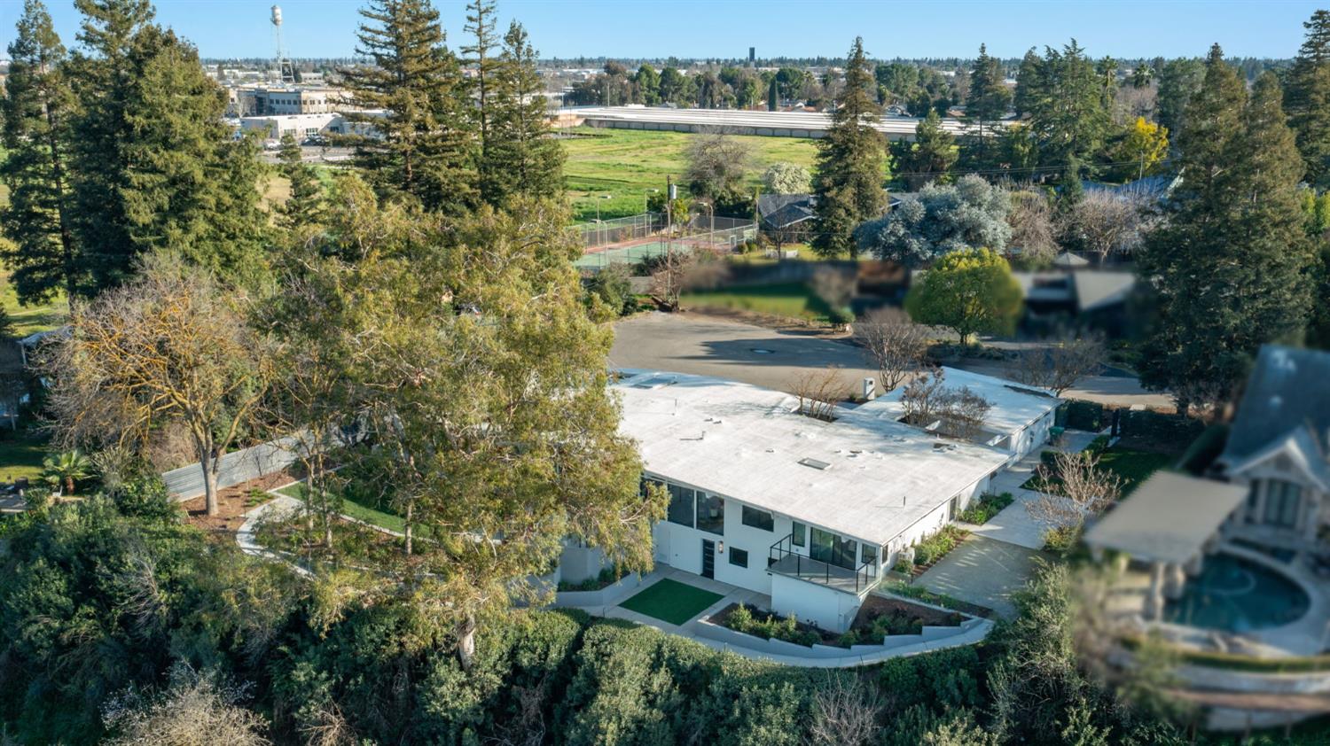 1230 West Moraga Road Fresno, CA 93711 - Photo 55 of 66 a balcony with table and chairs