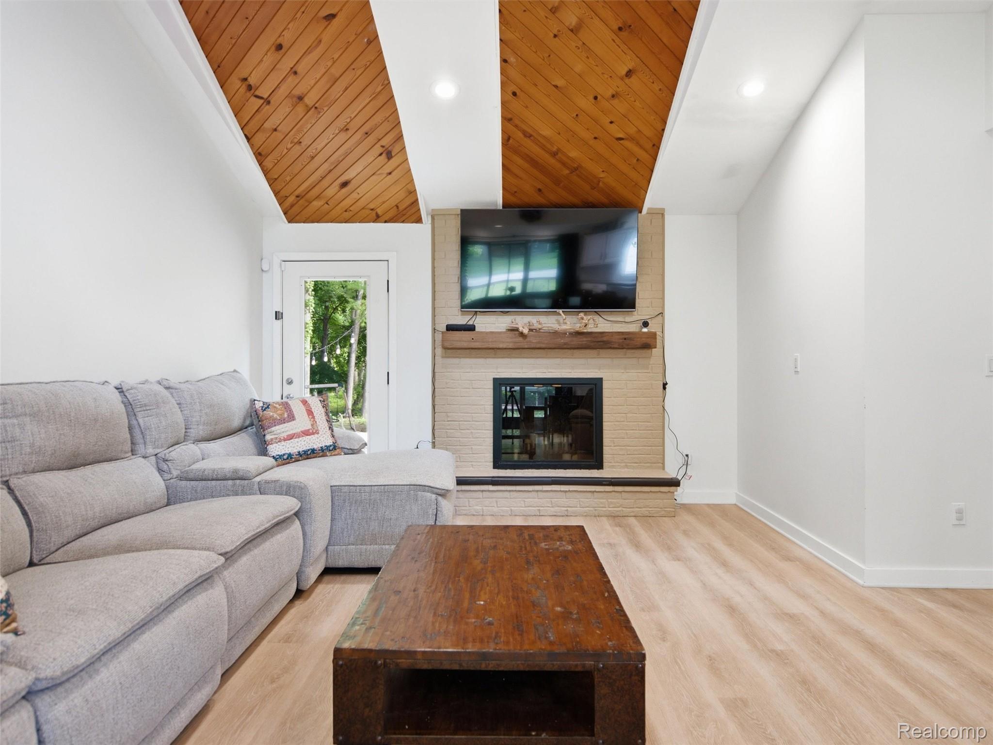 2258 South Long Lake Road Fenton, MI 48430 - Photo 9 of 40 11-DSC04285.jpg