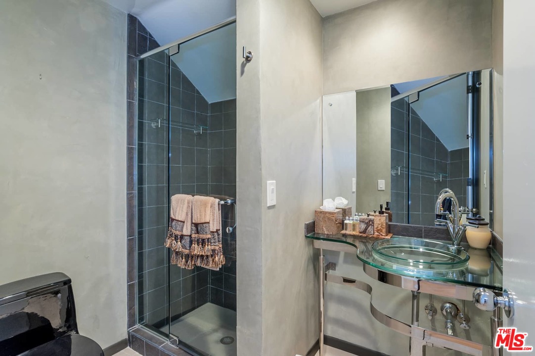 2265 Westridge Road Los Angeles, CA 90049 - Photo 25 of 37