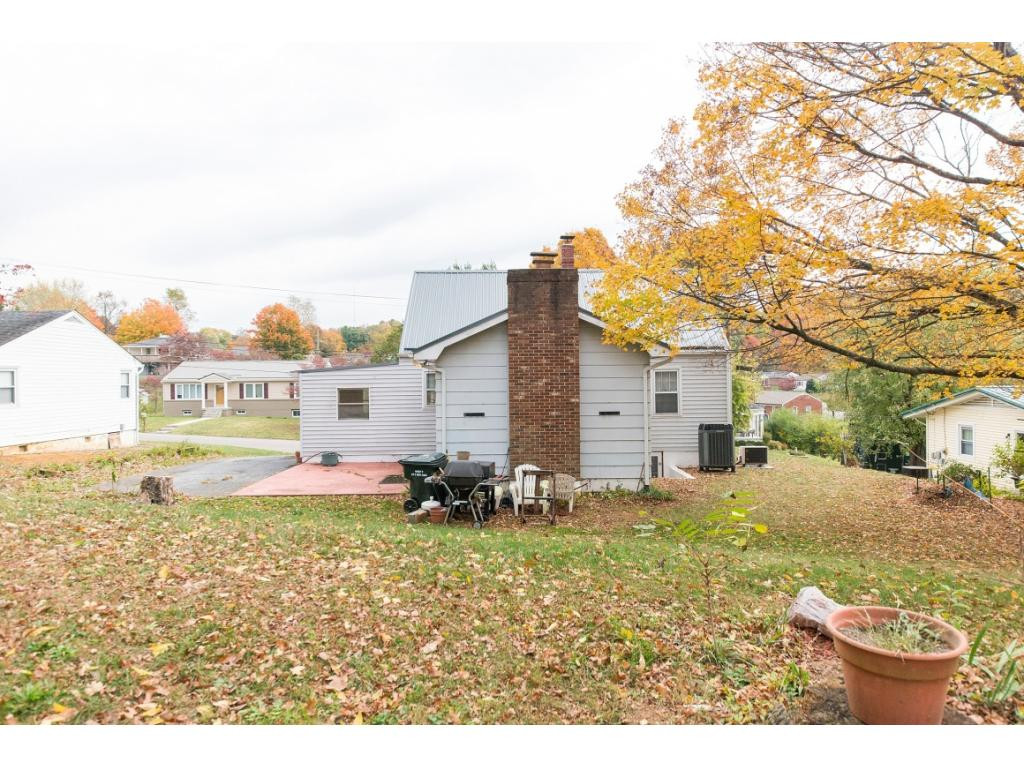 218 Cherokee Road Bristol, VA 24201 - Photo 4 of 14 Photo 4