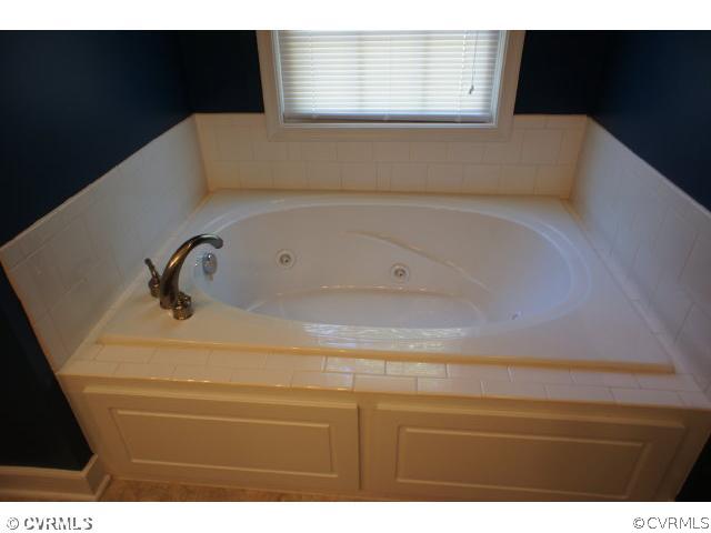 11605 Hillside Road Chester, VA 23831 - Photo 13 of 24 a bathroom with a bathtub