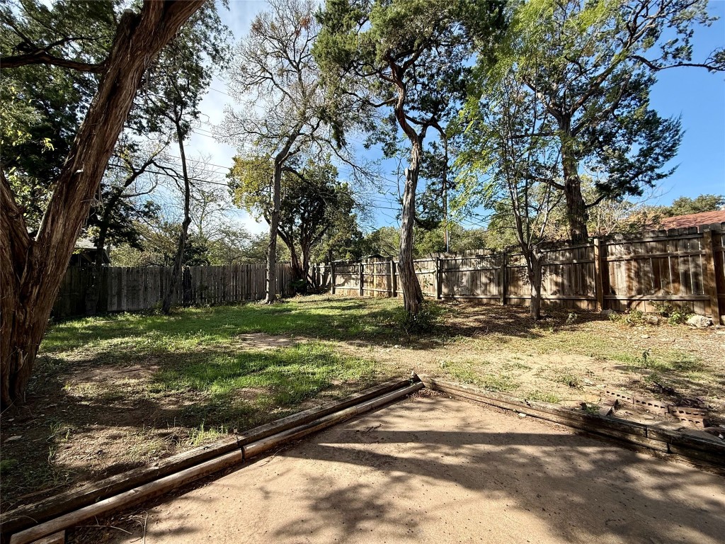 1509 Cinnamon Path, Unit B Austin, TX 78704 - Photo 10 of 19 a view of yard with wooden fence