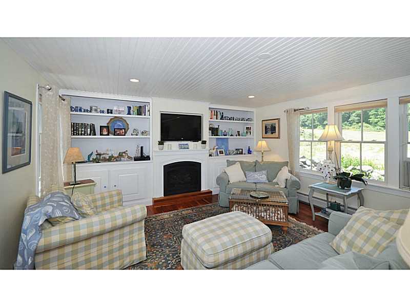 40 Stillman Road North Kingstown, RI 02874 - Photo 4 of 22 Den/Family/Great Room.