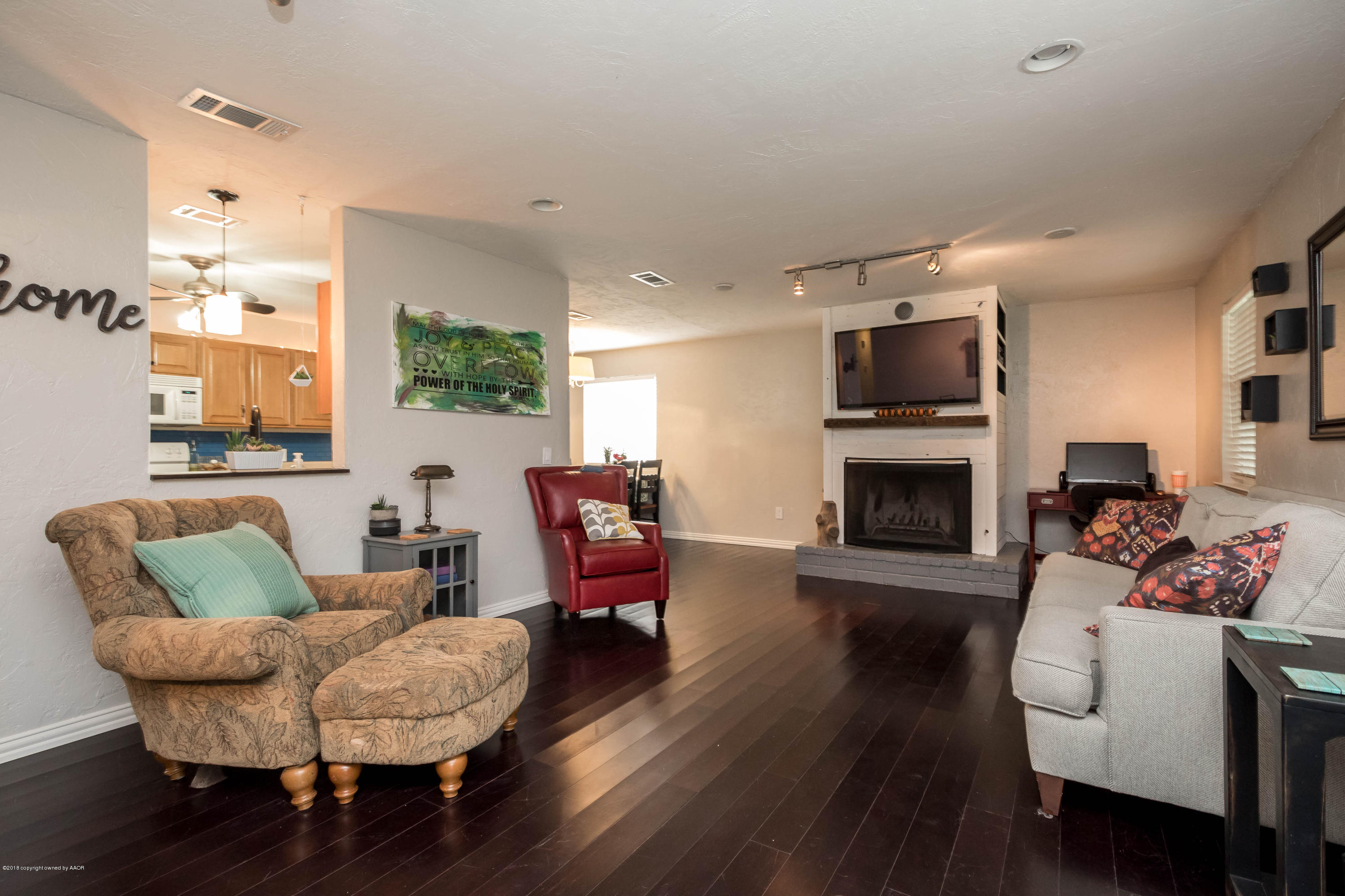 8117 Coronado Trail Amarillo, TX 79110 - Photo 7 of 23 Living Room