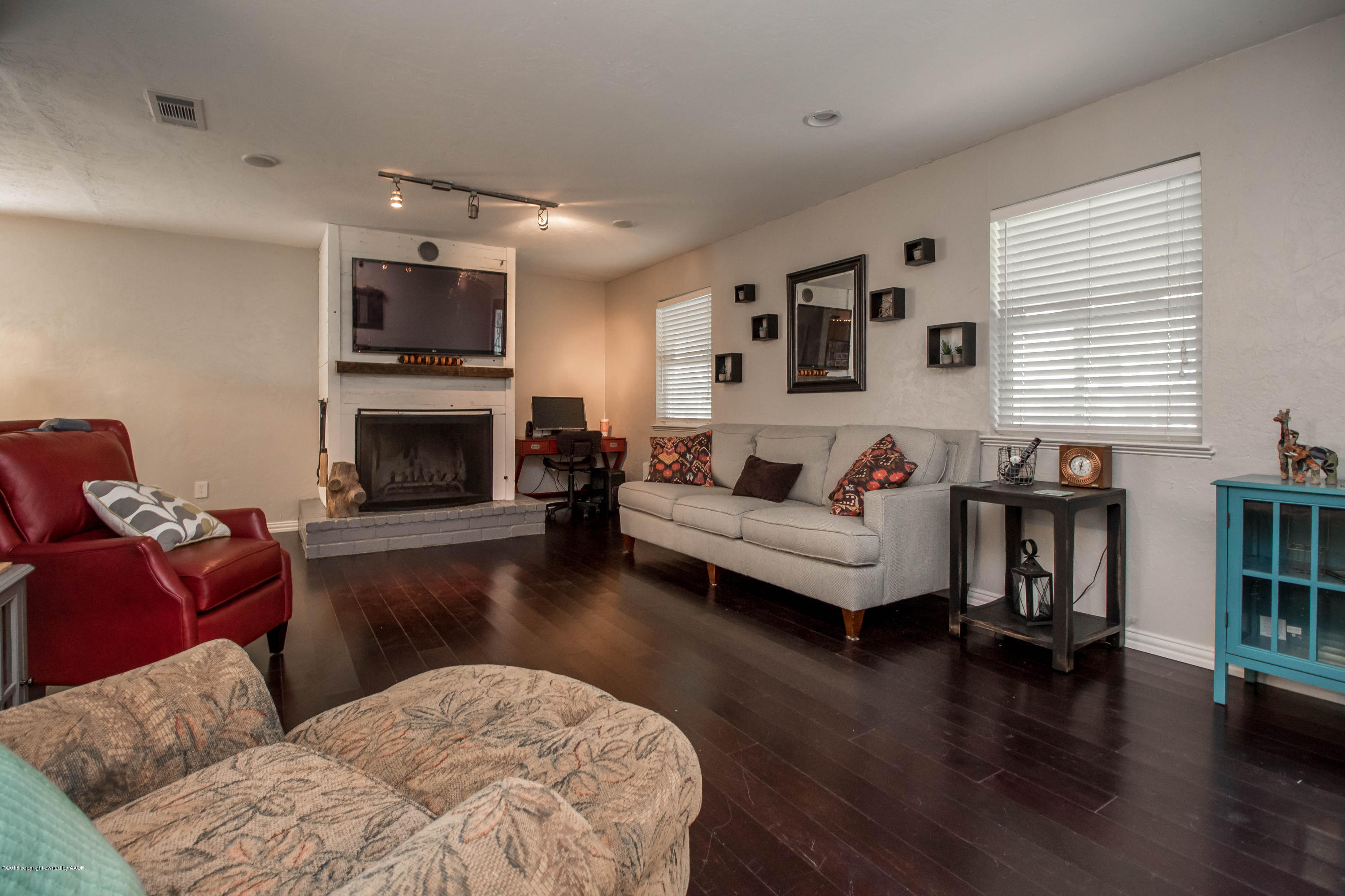 8117 Coronado Trail Amarillo, TX 79110 - Photo 8 of 23 Living Room