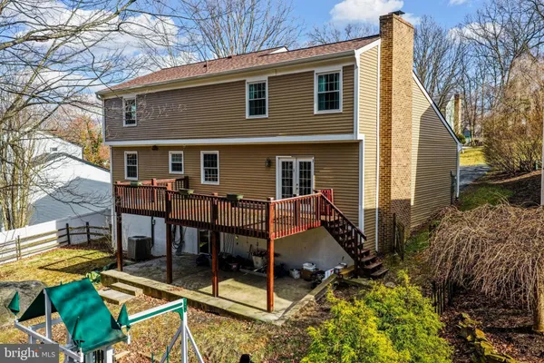 a view of a house with backyard and porch