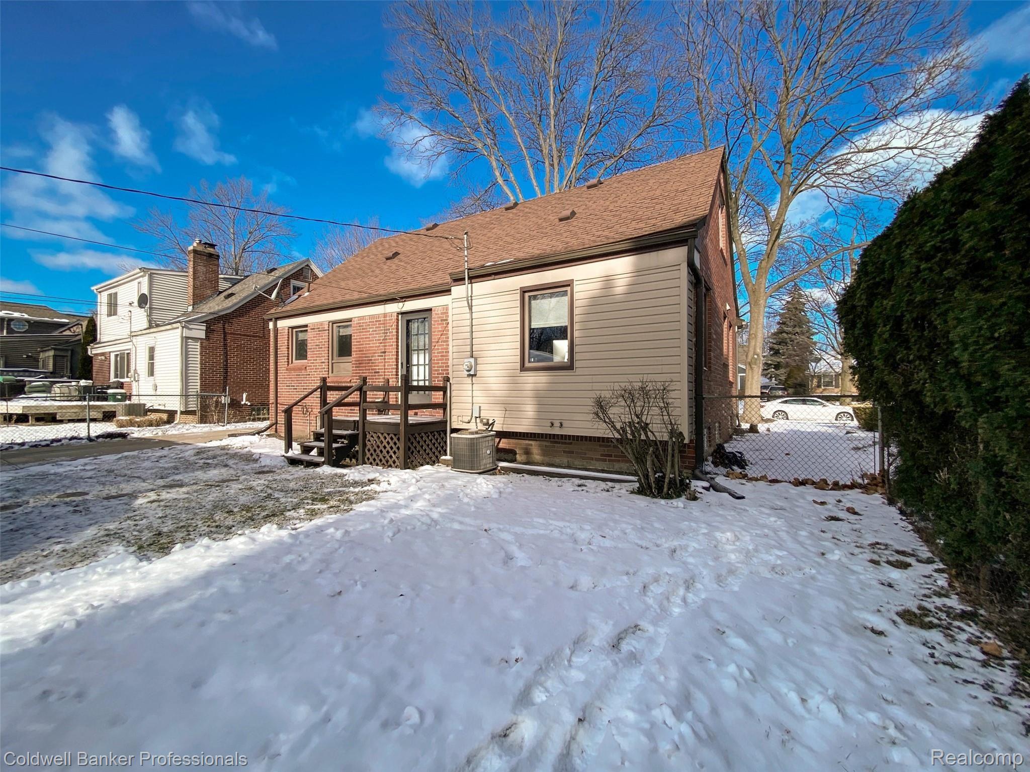 2570 Manchester Road Birmingham, MI 48009 - Photo 37 of 41 DJI_20220107_115021_283.jpg