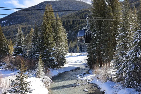 a view of a pathway of a house