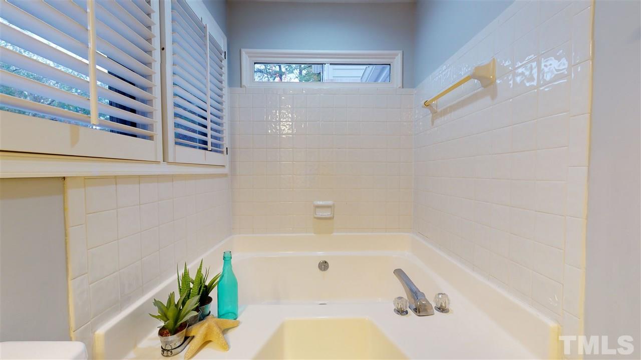 3827 Carnegie Lane Raleigh, NC 27612 - Photo 20 of 30 a bathroom with a sink and bathtub