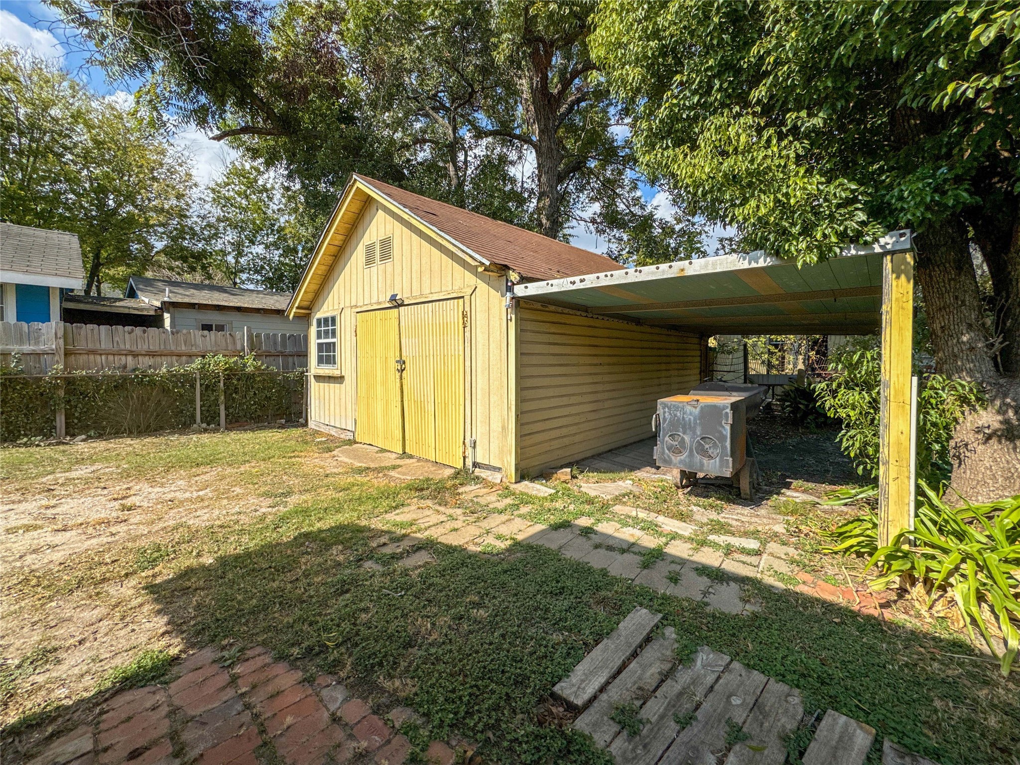 8321 Leander Street Houston, TX 77012 - Photo 20 of 23 a view of backyard of house and garage