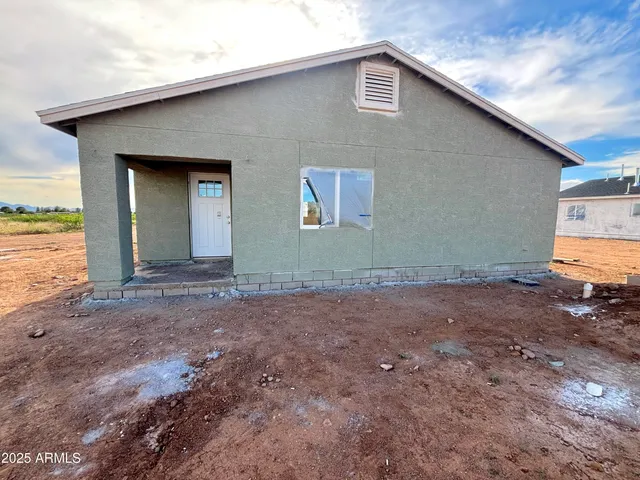 a view of a house with backyard