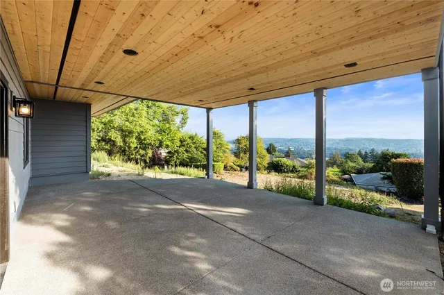 a view of a room with an empty space