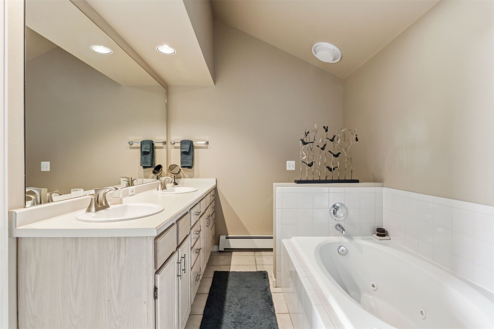 1692 Boreas Pass Road, Unit D Breckenridge, CO 80424 - Photo 16 of 33 Primary Bathroom