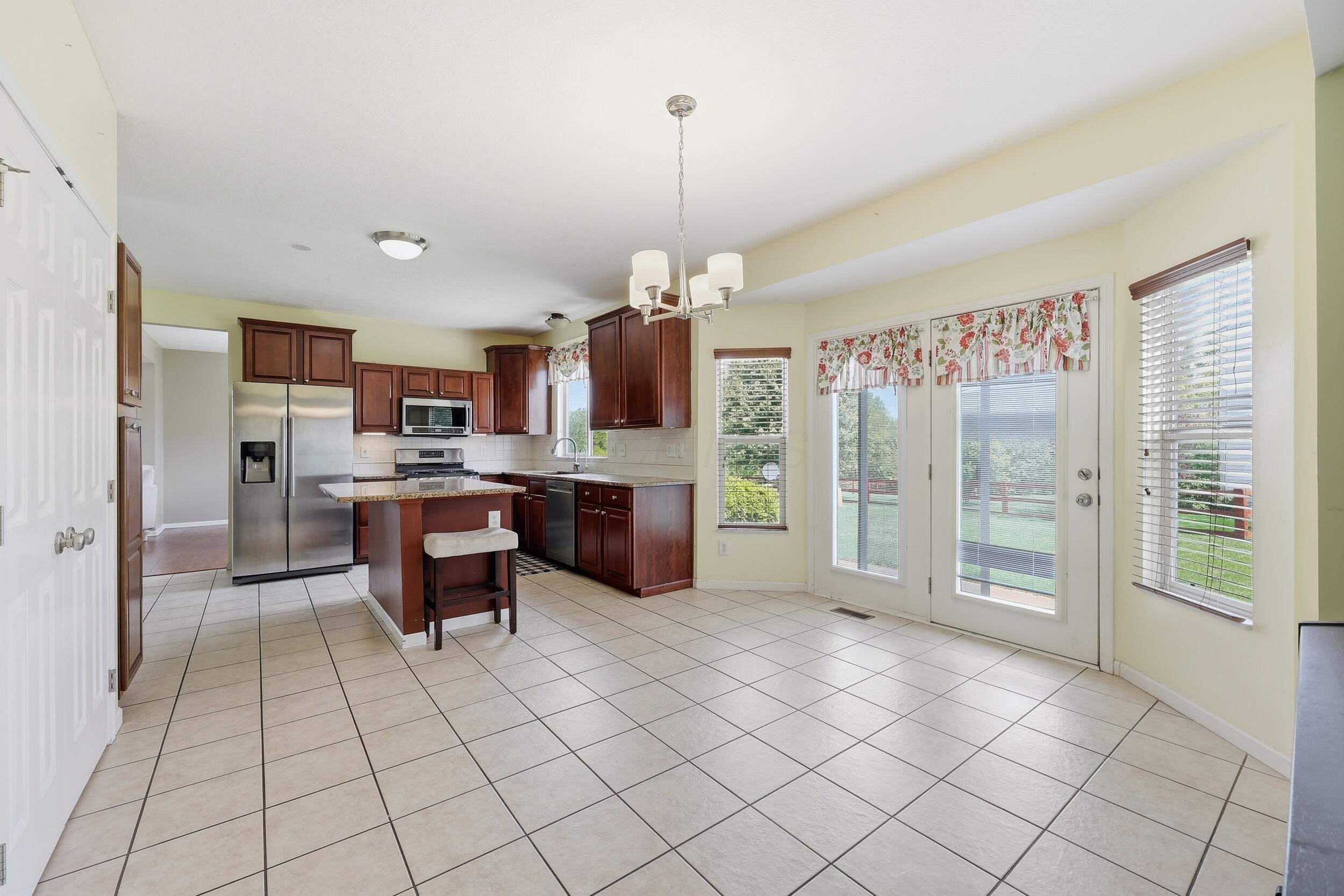 8104 Amanda Northern Road Northwest Canal Winchester, OH 43110 - Photo 14 of 27 Large eating area off kitchen