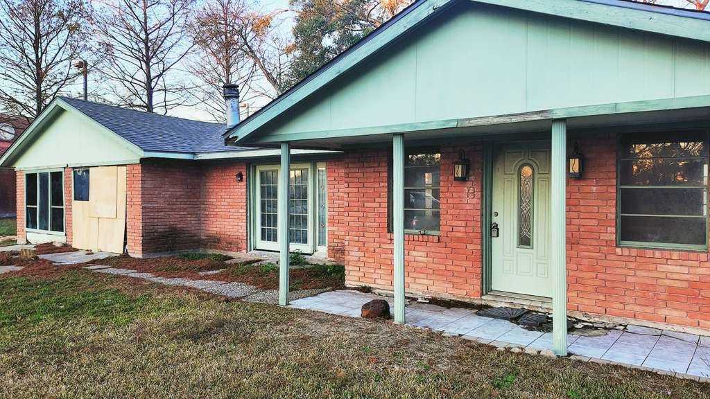 18219 Kings Lynn Street Webster, TX 77058 - Photo 2 of 6 a front view of a house with garden