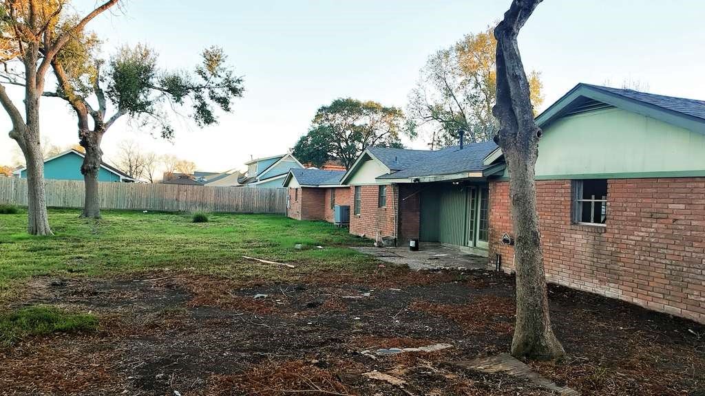 18219 Kings Lynn Street Webster, TX 77058 - Photo 4 of 6 a view of a house with a yard