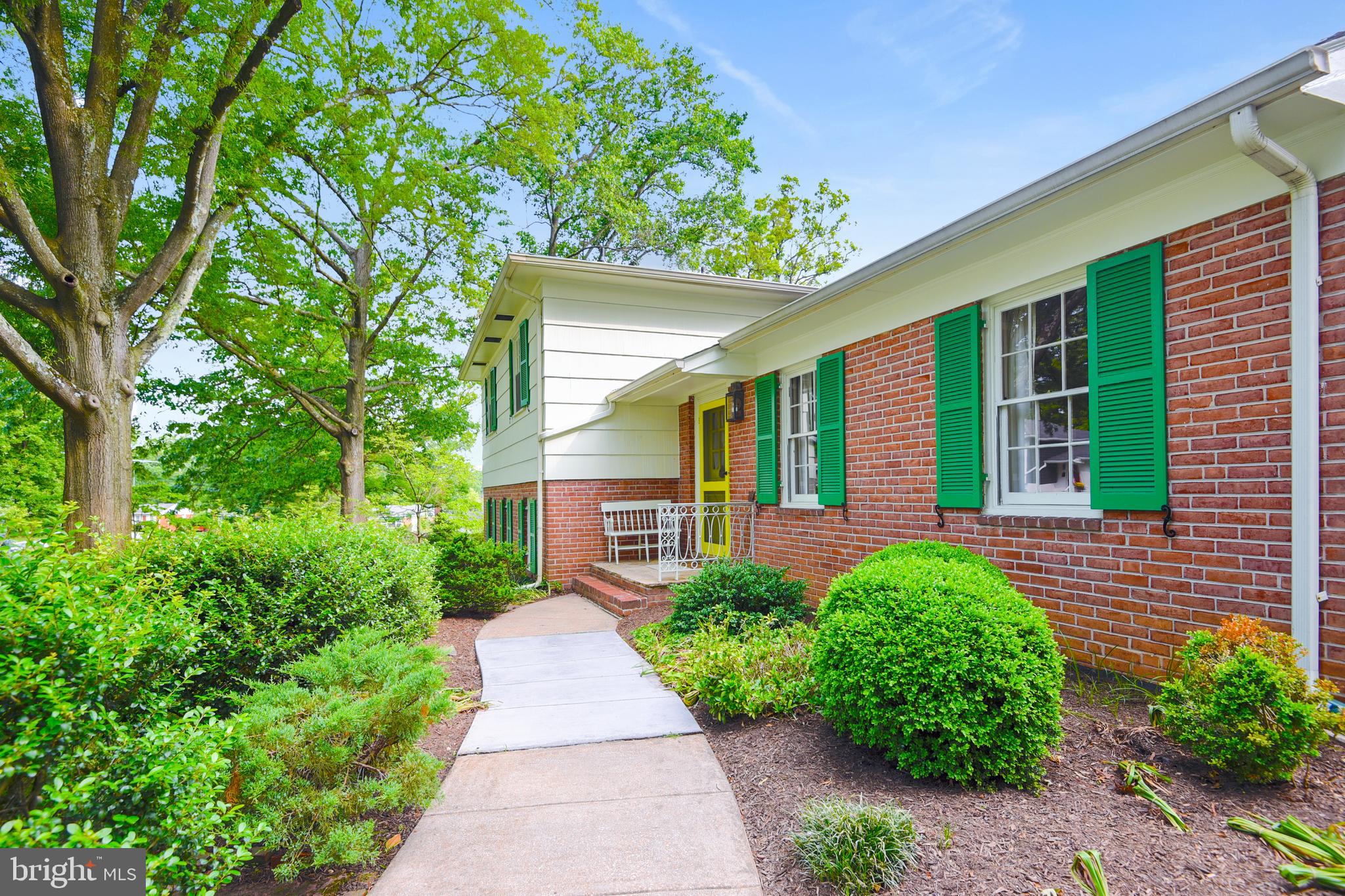 112 Croftley Road Lutherville-Timonium, MD 21093 - Photo 4 of 41 Front walkway