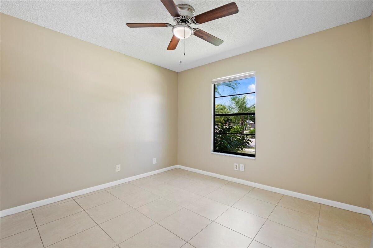 184 Greentree Circle Jupiter, FL 33458 - Photo 14 of 19 3rd Bedroom