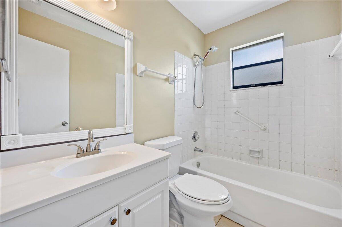 184 Greentree Circle Jupiter, FL 33458 - Photo 15 of 19 Guest Bathroom with tub/shower combo