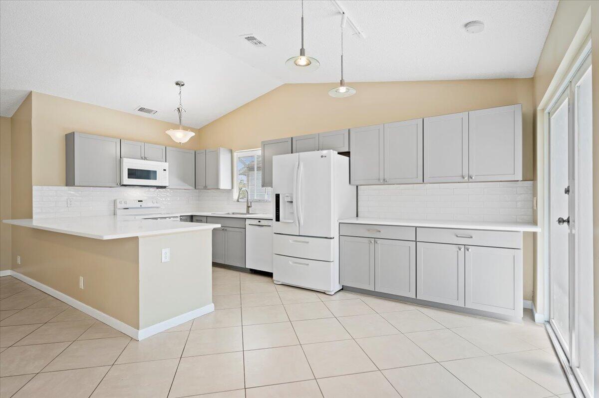 184 Greentree Circle Jupiter, FL 33458 - Photo 2 of 19 Remodeled Kitchen