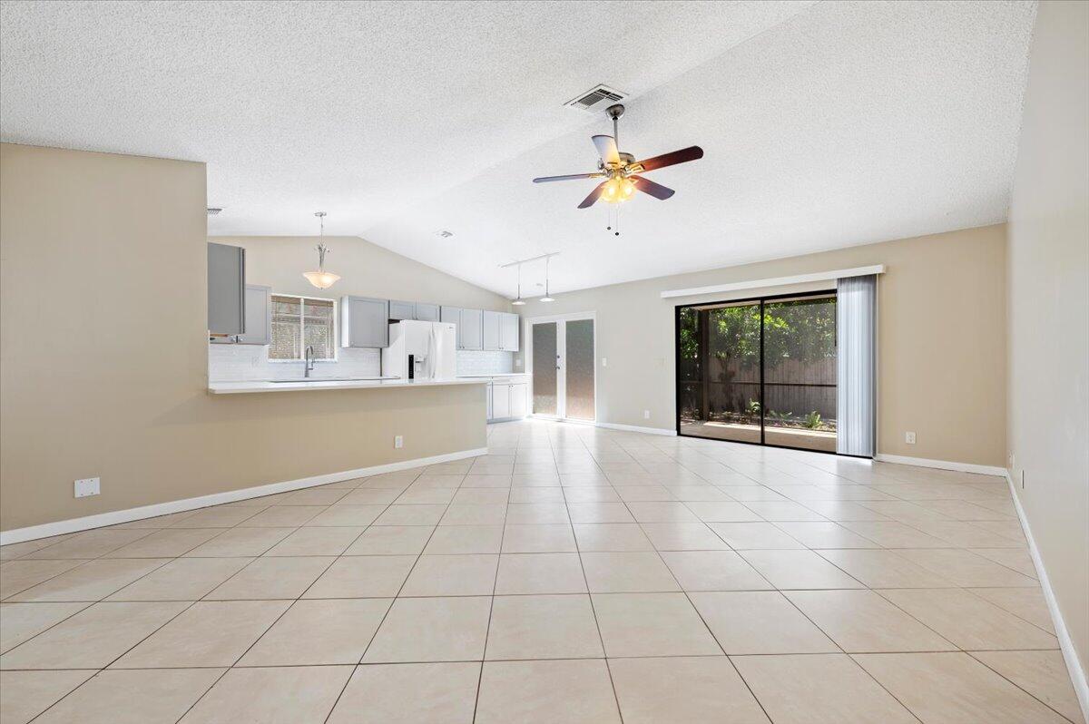 184 Greentree Circle Jupiter, FL 33458 - Photo 3 of 19 Living Room area