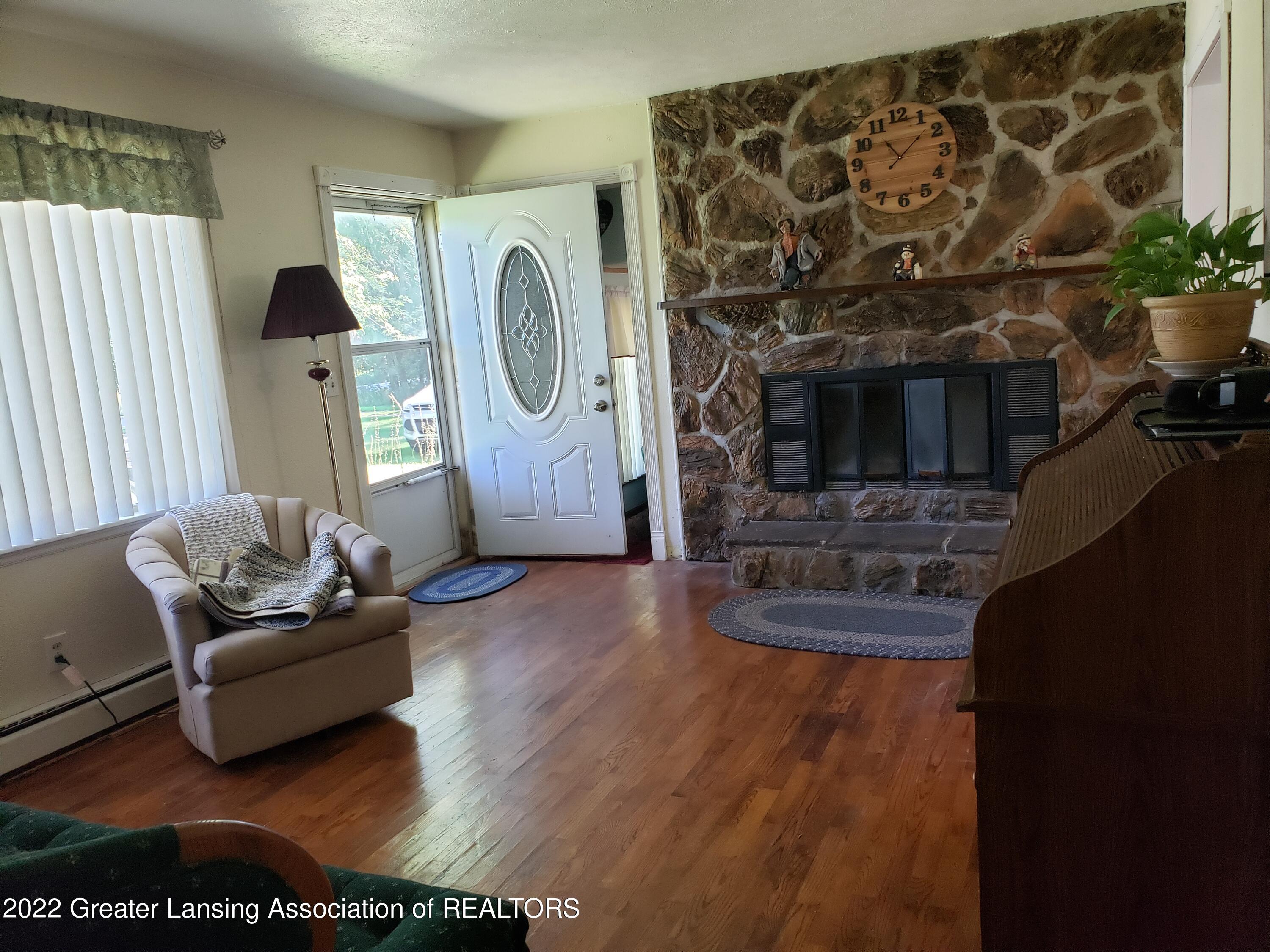 1981 West State Road Lansing, MI 48906 - Photo 6 of 12 Living Room