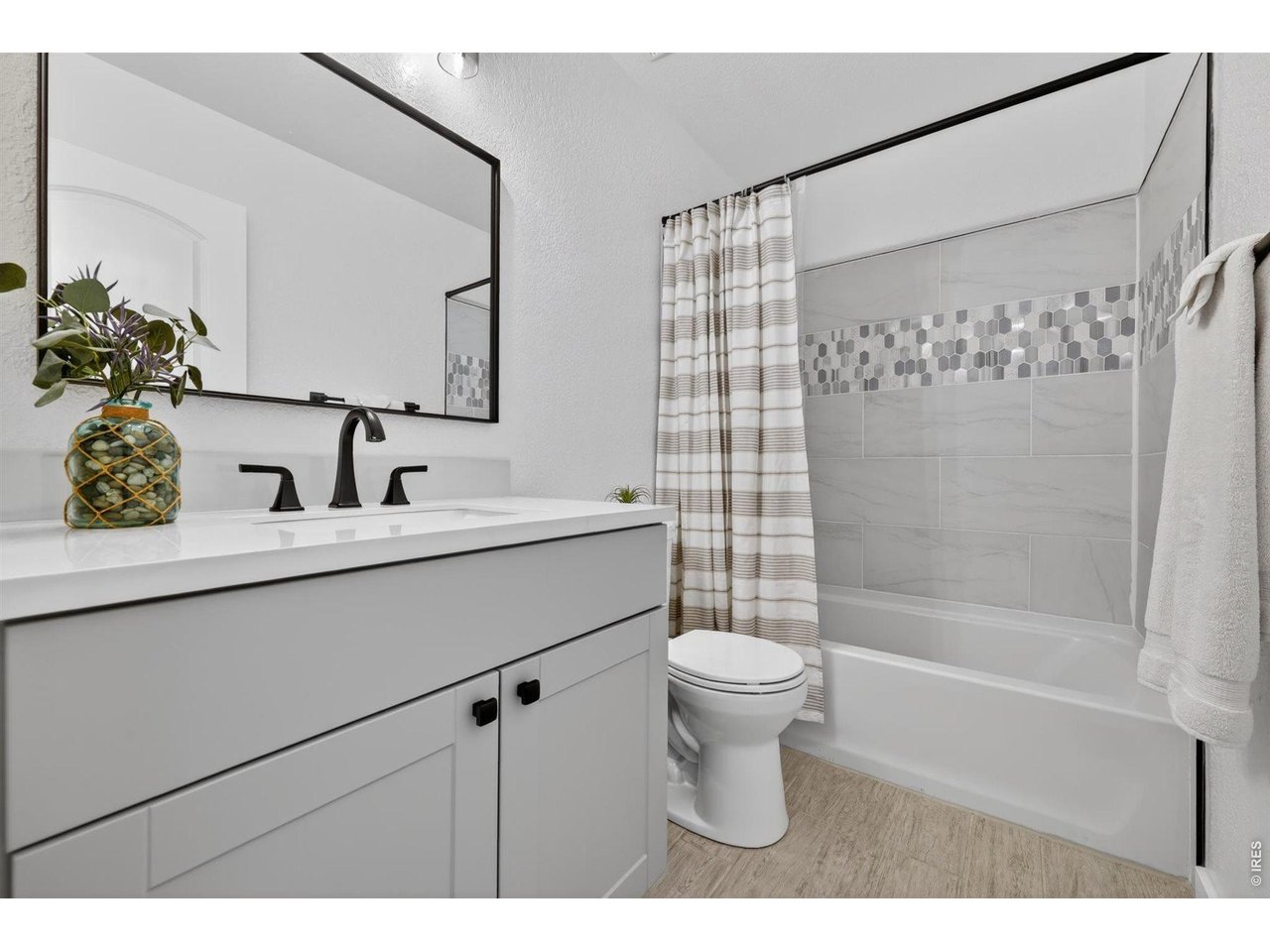 7545 McClellan Road Wellington, CO 80549 - Photo 21 of 42 Full bath with updated tile on main