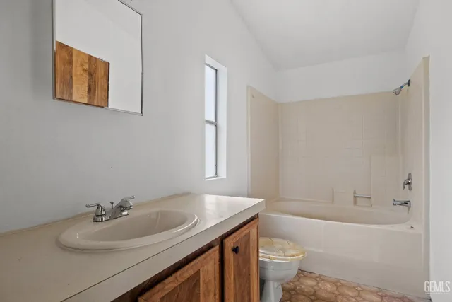 $639,900 | Undisclosed Address, Taft, CA 93268