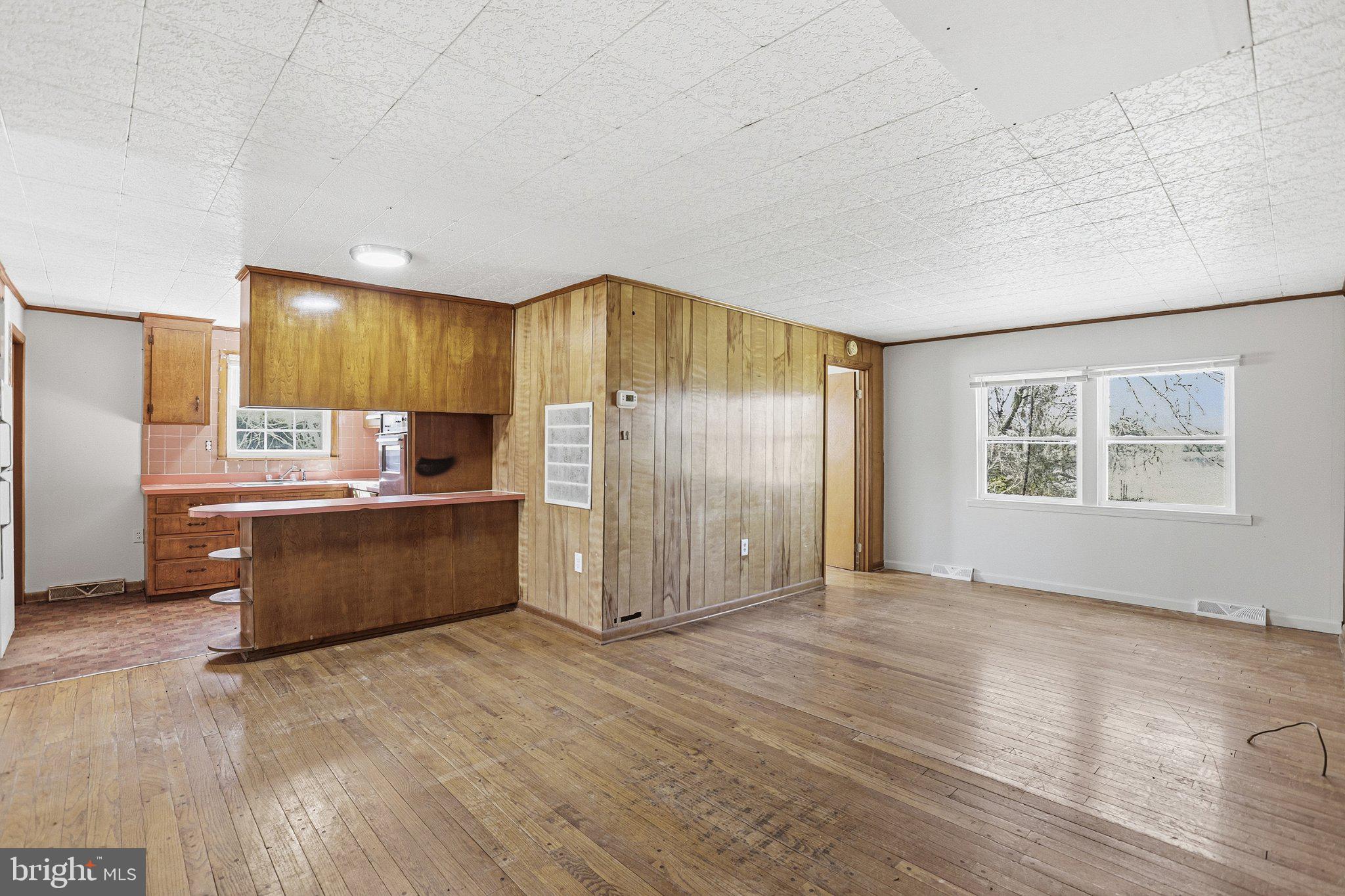 20287 Ridge Road Colonial Beach, VA 22443 - Photo 13 of 21 Spacious, sunlit open living area.