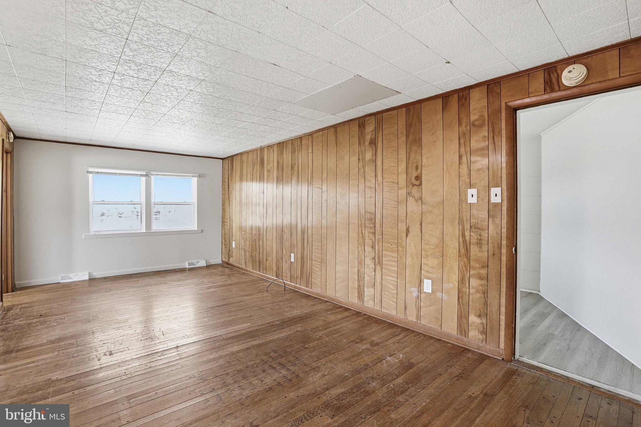 20287 Ridge Road Colonial Beach, VA 22443 - Photo 8 of 21 Spacious room with natural light.