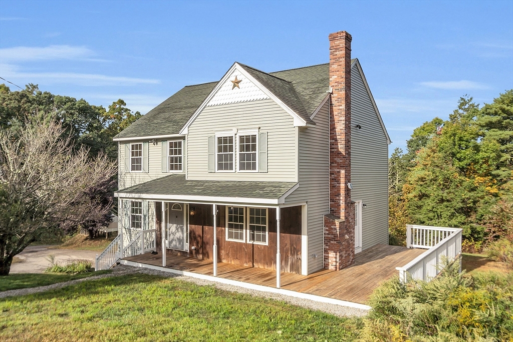 a view of a house with backyard and garden