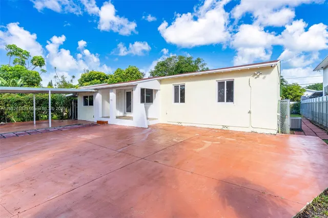 a view of a house with backyard and garden