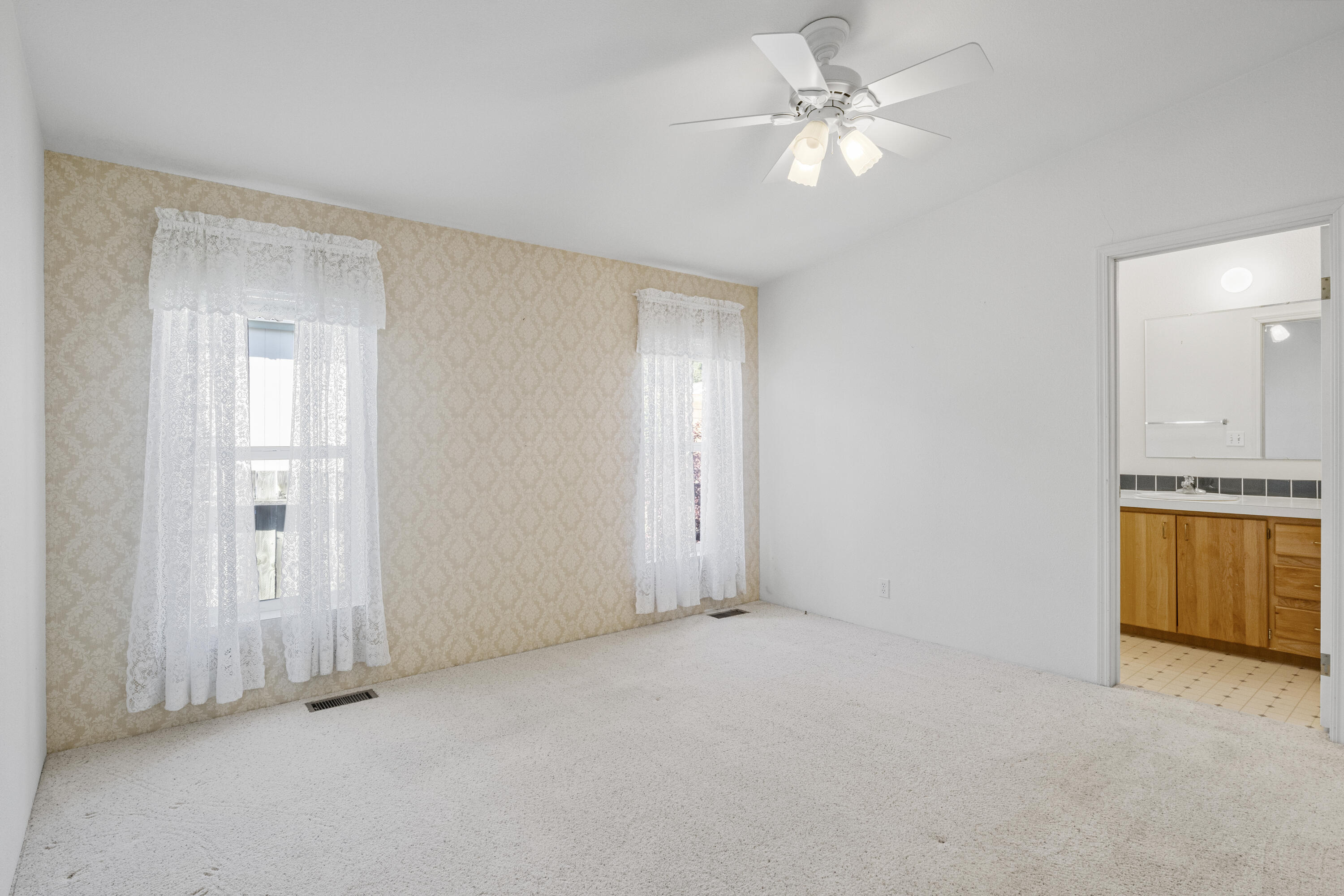 8401 Old Stage Road, Unit 23 Central Point, OR 97502 - Photo 10 of 24 Main Bedroom