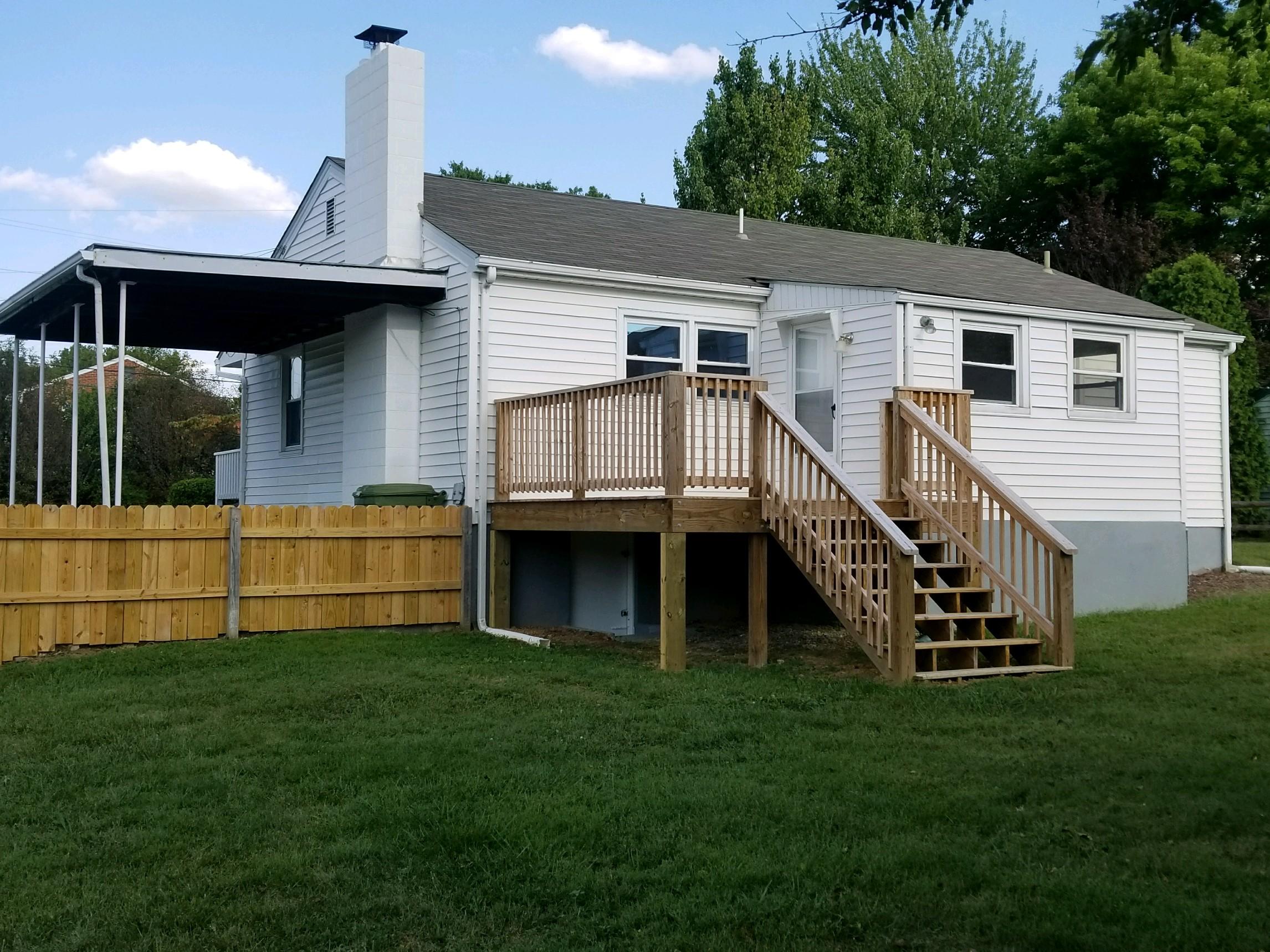 125 Barnett Road Salem, VA 24153 - Photo 4 of 24 125 back deck and fence