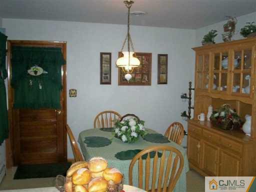 580 Old Post Road Edison, NJ 08817 - Photo 3 of 7 a dining room with furniture and window