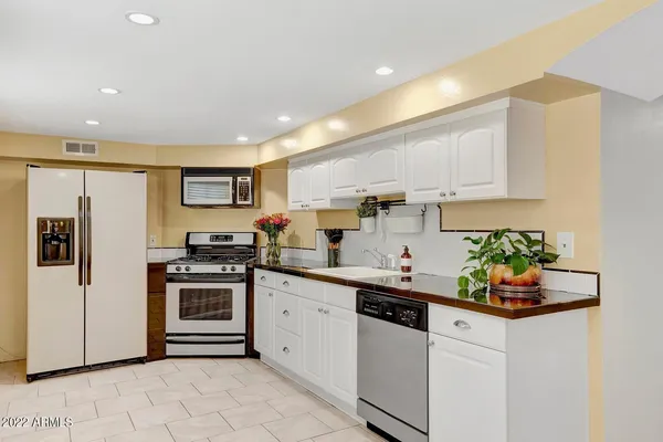 $2,200 | 326 West Granada Road, Phoenix, AZ 85003